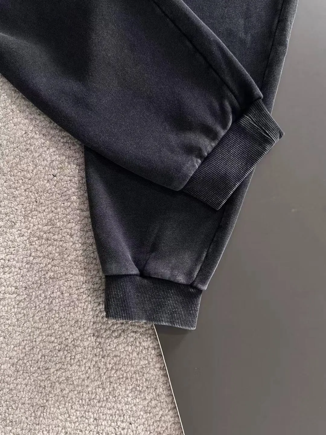 Next day shipment P360 Stone lsland/Stone Island Exclusively launches 25ss autumn and winter new high-quality trousers. Compare real-life details at will. Craftsmanship that ordinary small workshops cannot copy. Top-level ZP development. Unique imported fabric feel. Purely imported German machine production. Precision operation. Ten thousand needle density. A pair of trousers with rich details. You can see the development strength. A full set of new accessories are customized simultaneously. Simple yet elegant. Soft, delicate and comfortable. The upper body is versatile and fashionable. A perfect choice for autumn and winter. A must-have item. Loose fit. Please refer to the size chart when placing an order: S to XXL (or state your height and weight when placing an order)